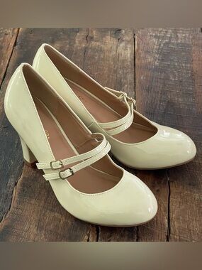 Brinley Co. Beige Cream Patent Faux Leather Mary Jane Heels Sz 9 Round Toes